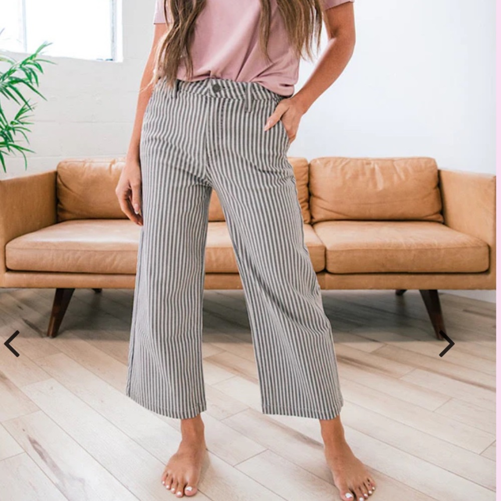 KanCan Women's Striped Gray Cropped Wide Leg Pants